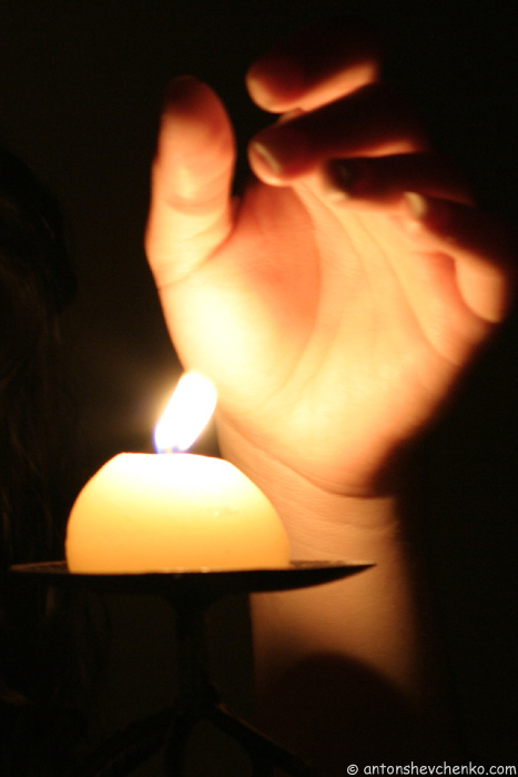 [تصویر:  hand-with-candlelight.jpg]